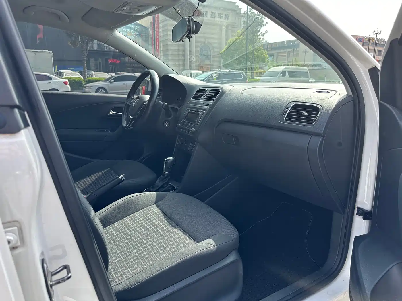 Volkswagen Polo 2016 1.6L Automatic Comfort фото 10