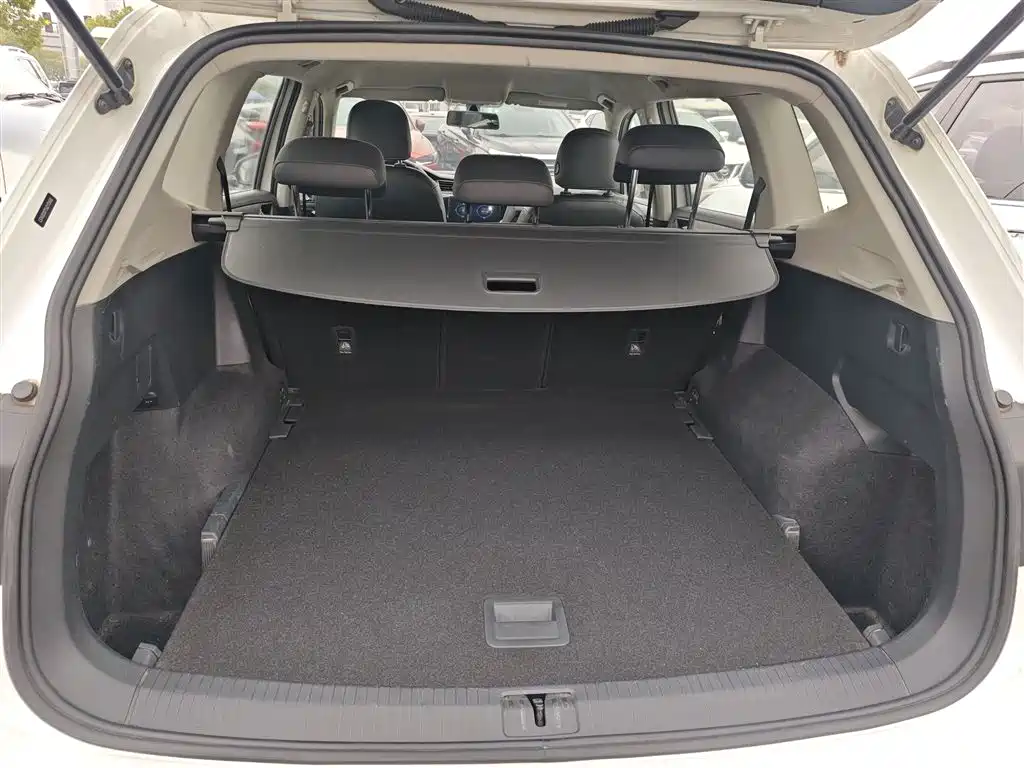 Volkswagen Tiguan L 2018 Facelift 330TSI Automatic 2WD Trend Edition фото 16