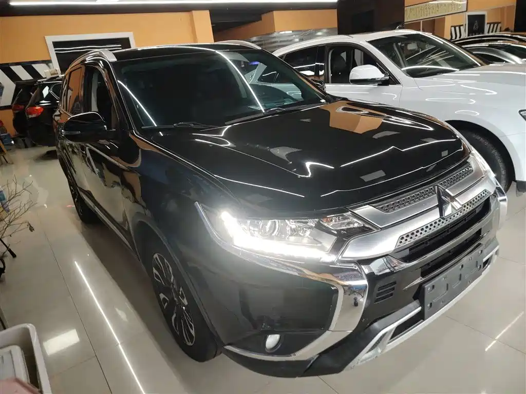 MITSUBISHI OUTLANDER