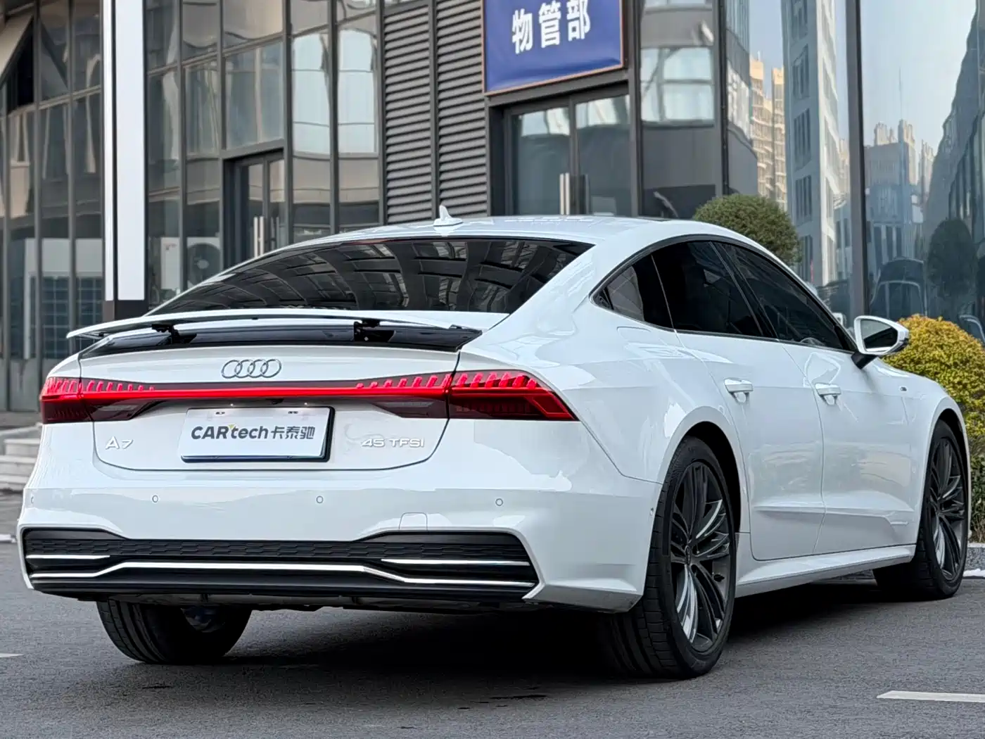 Audi A7 2023 Model 45 TFSI Premium Selection Edition фото 3