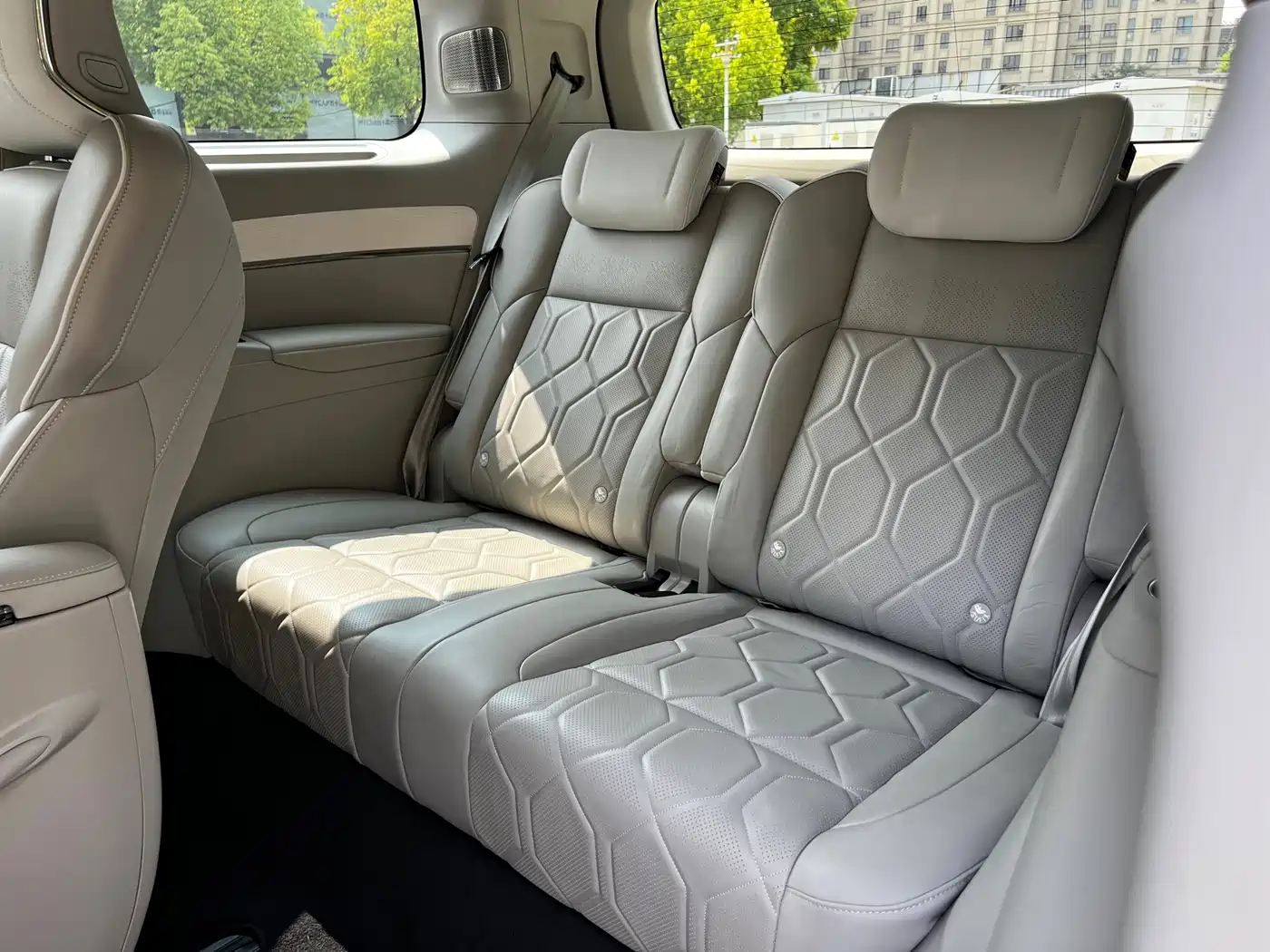 Volvo EM90 2024 2025 Ultra Six-Seater
