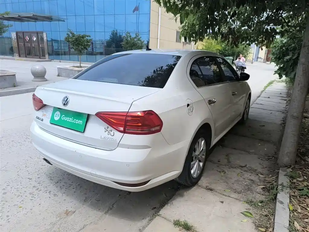 Volkswagen Lavida 2015 230TSI DSG Comfort Edition фото 7