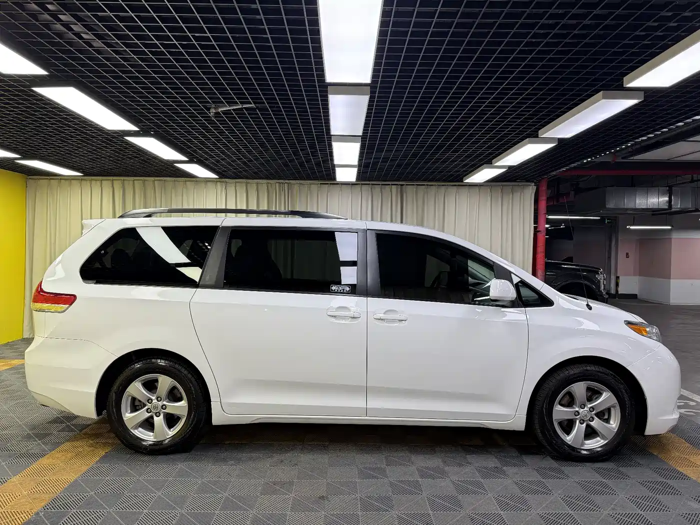 Toyota Sienna 2015 3.5L 2WD LE фото 7