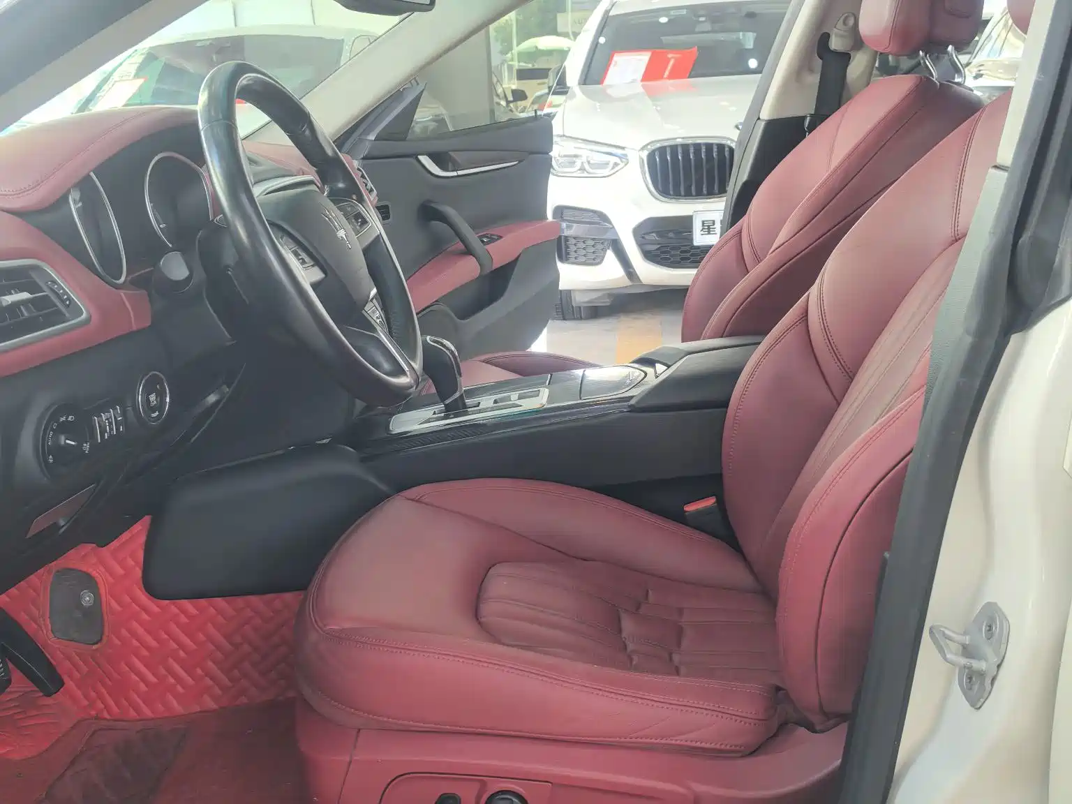 Photo 8 - Maserati Ghibli