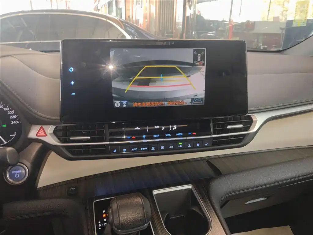 Toyota Granvia 2022 2.5L Hybrid Noble Edition фото 6