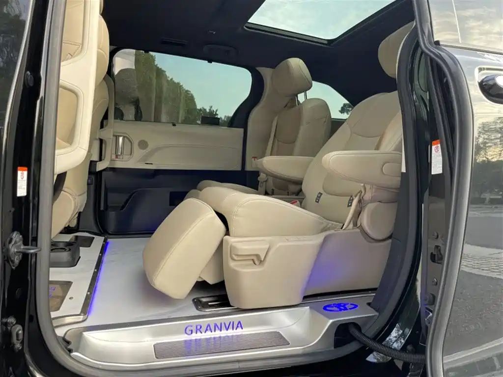 Toyota Granvia 2022 2.5L Hybrid Noble Edition фото 25