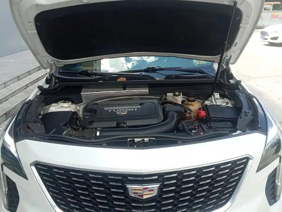 Фото 10 - Cadillac XT4