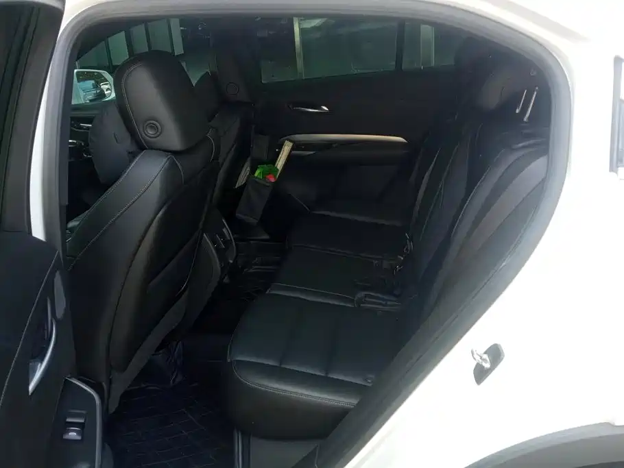 Фото 11 - Cadillac XT4