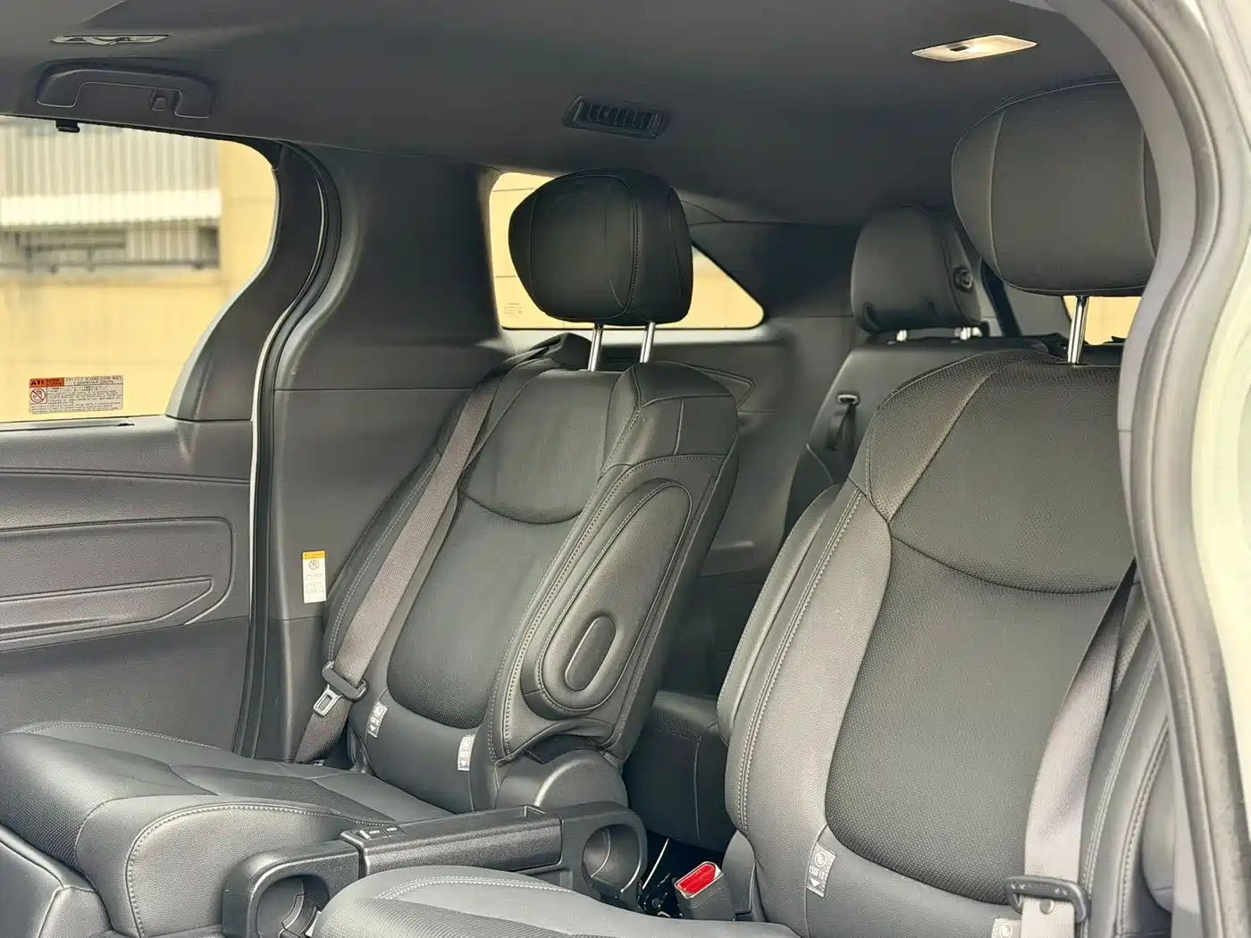 Toyota Sienna 2023 2.5L Hybrid Premium Edition фото 9