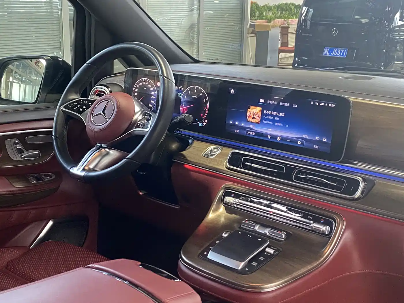 Mercedes-Benz V-Class 2024 V 300 L Long Wheelbase Luxury Edition фото 9