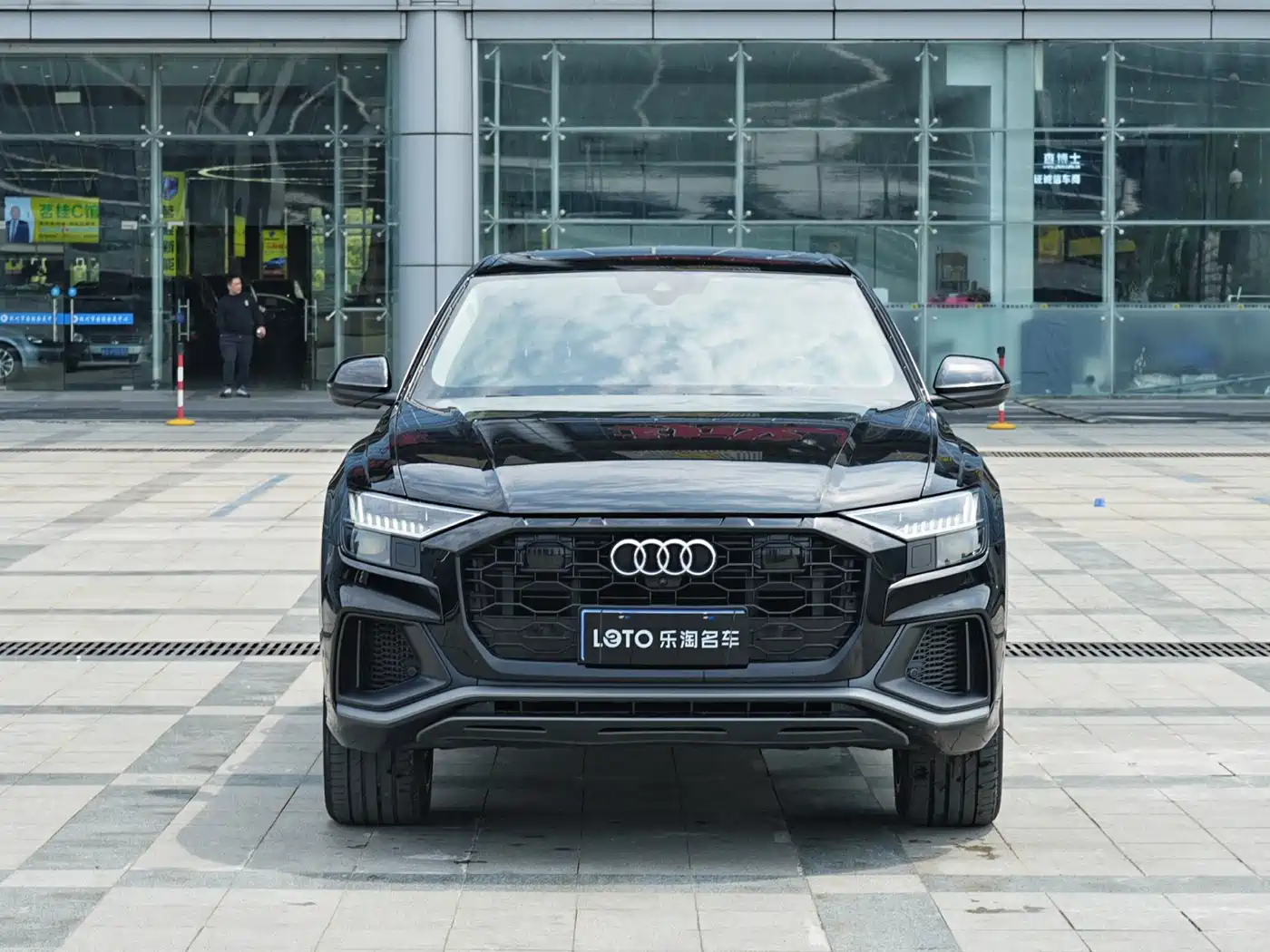 AUDI Q8