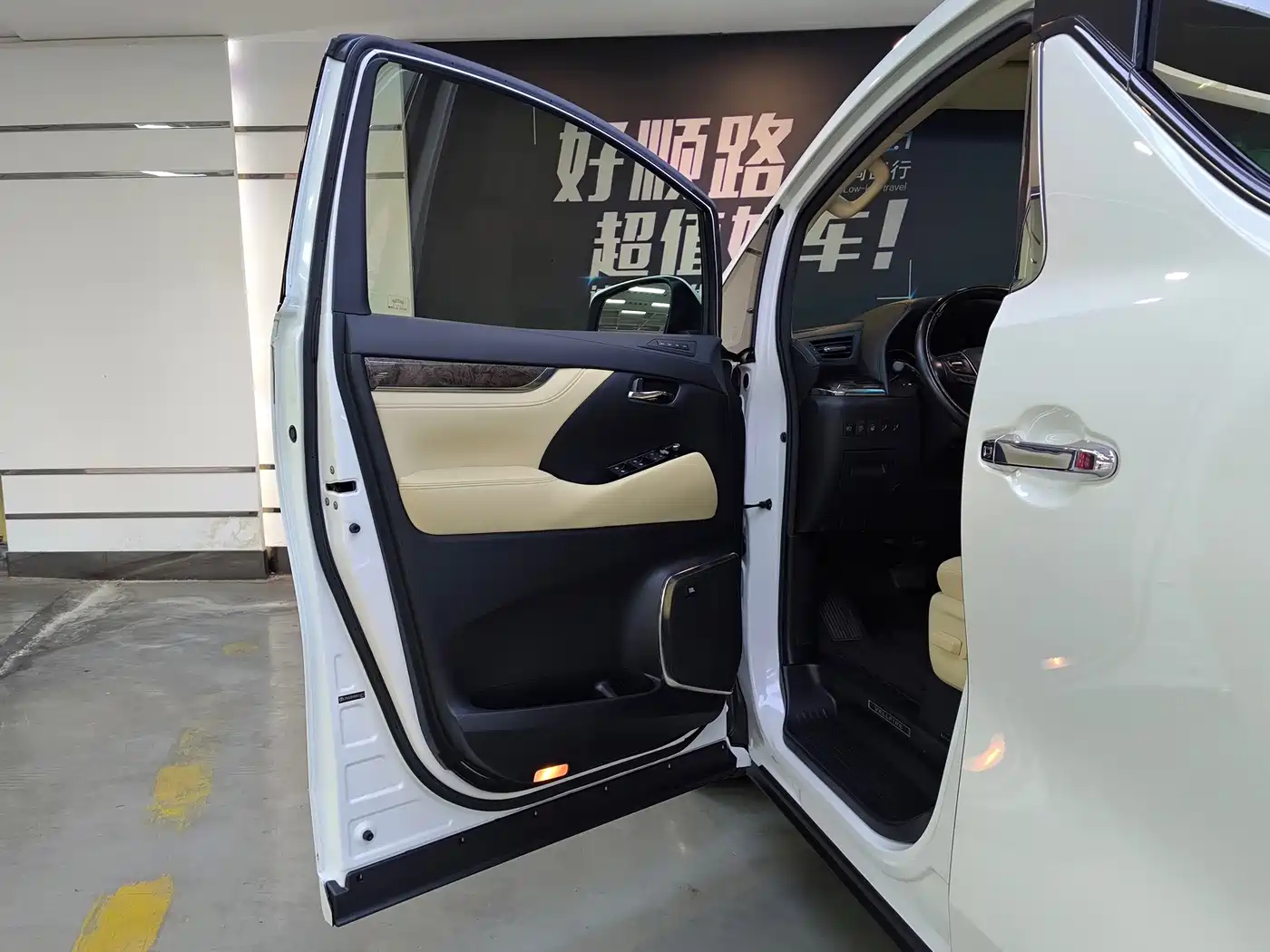 Toyota Vellfire 2019 Hybrid 2.5L HV Premium Edition фото 19