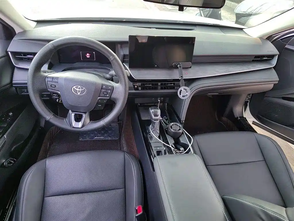 Toyota Camry 2024 Hybrid 2.0HE Elite Edition фото 13