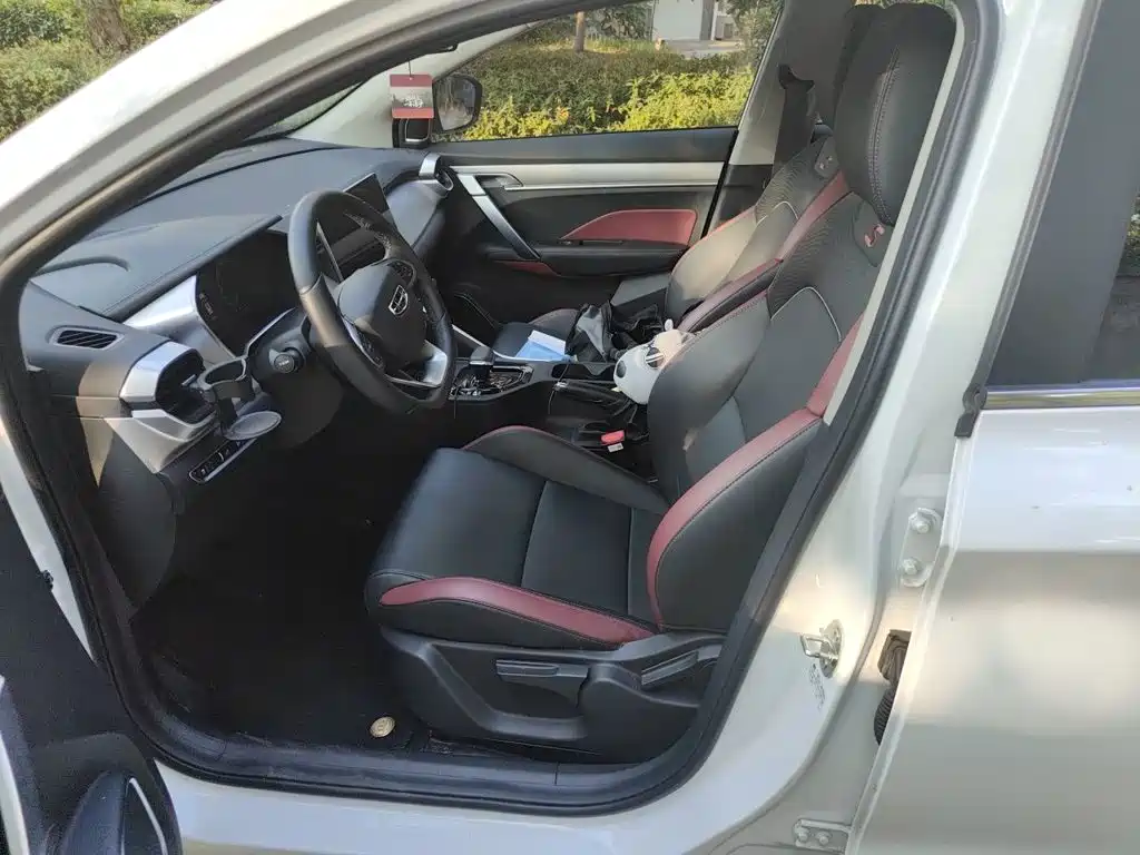 Фото 8 - Geely Coolray