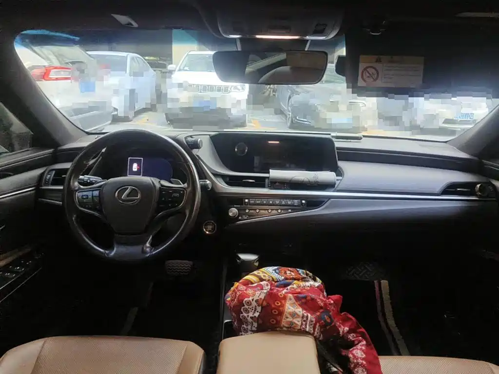 Photo 12 - Lexus ES