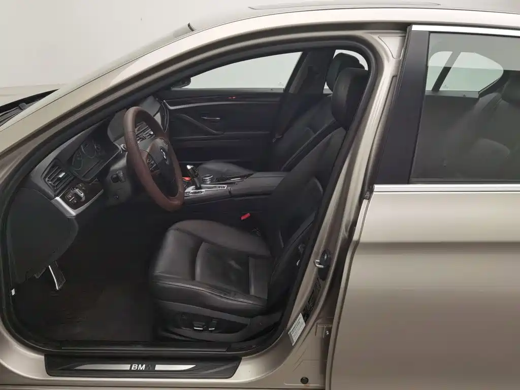 صورة 10 - BMW 5 Series