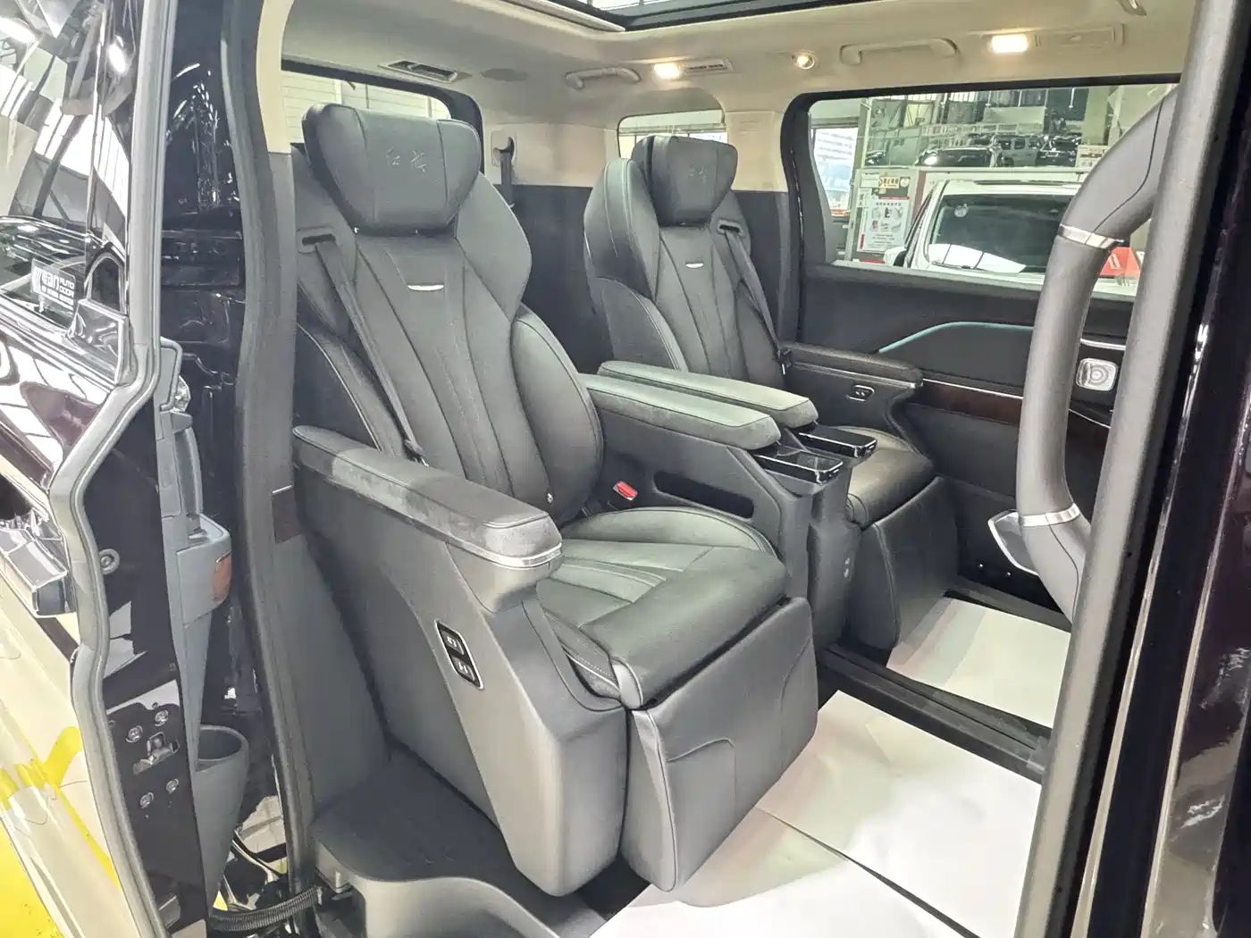 Hongqi HQ9 PHEV 2024 Model 2.0T AWD Luxury Edition фото 14