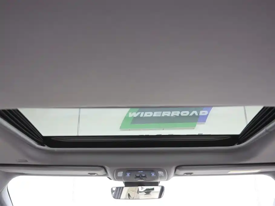 Toyota Granvia 2022 2.5L Hybrid Premium Edition фото 21