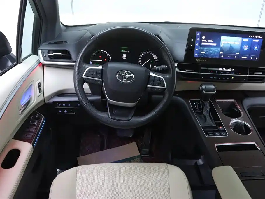 Toyota Granvia 2022 2.5L Hybrid Premium Edition фото 26