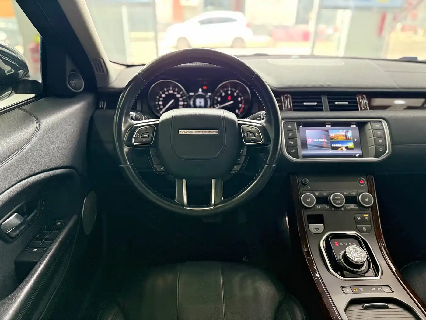 Land Rover Range Rover Evoque 2017 2.0T SE Smart Shine Edition фото 24