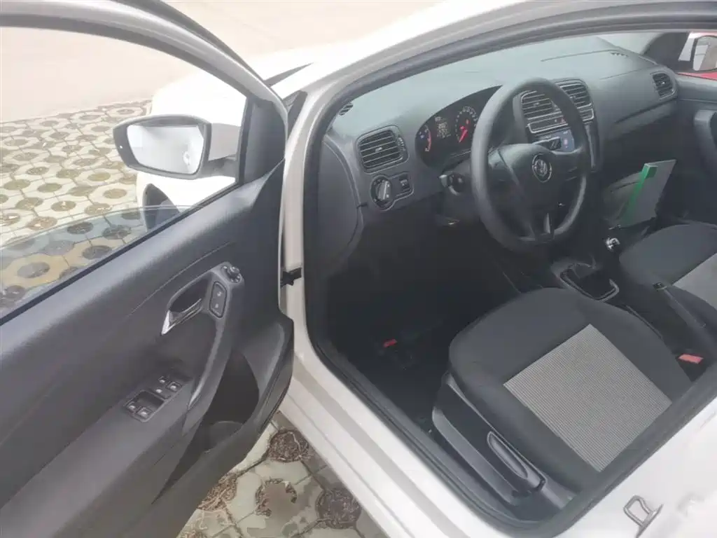 Volkswagen Polo 2016 1.4L Manual Trend фото 16