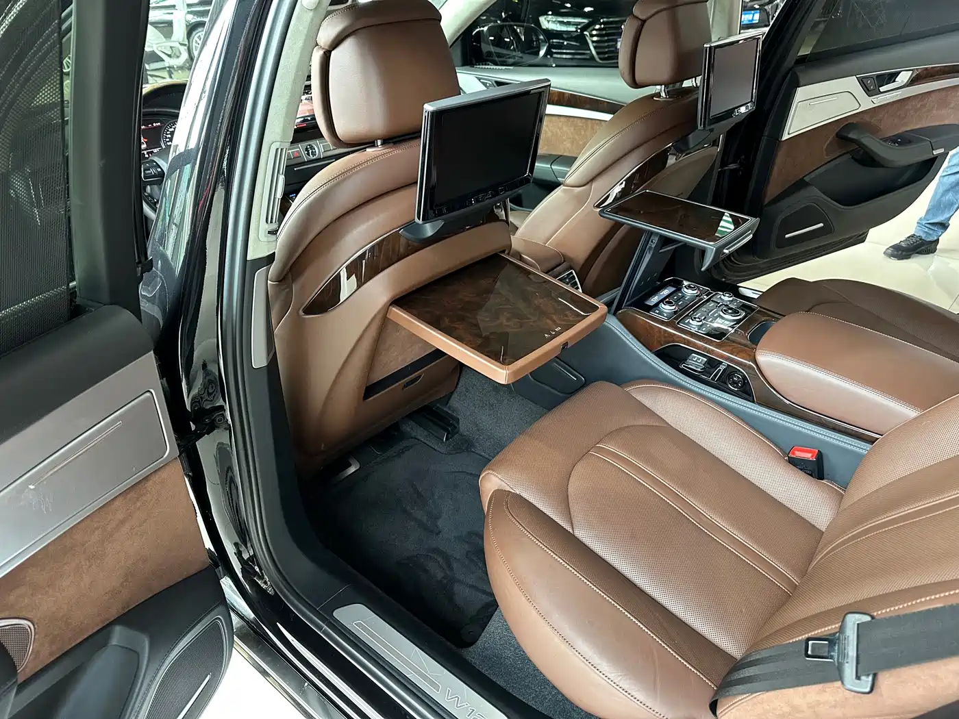 Audi A8 2014 A8L 6.3 FSI W12 quattro Flagship фото 16