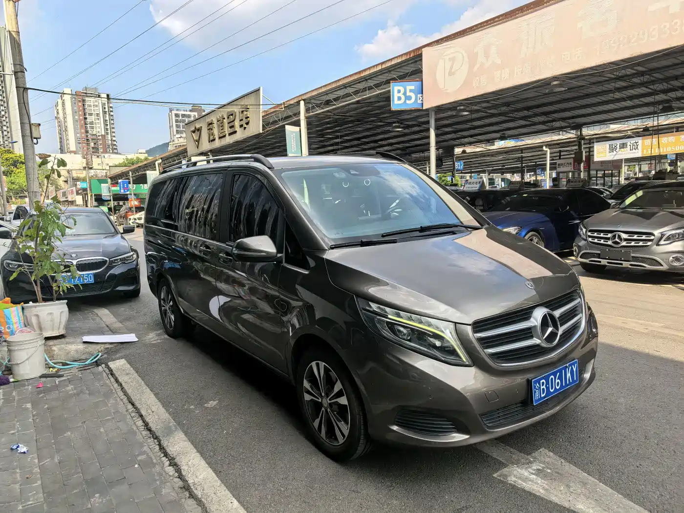 Photo 3 - Mercedes-Benz V-Class