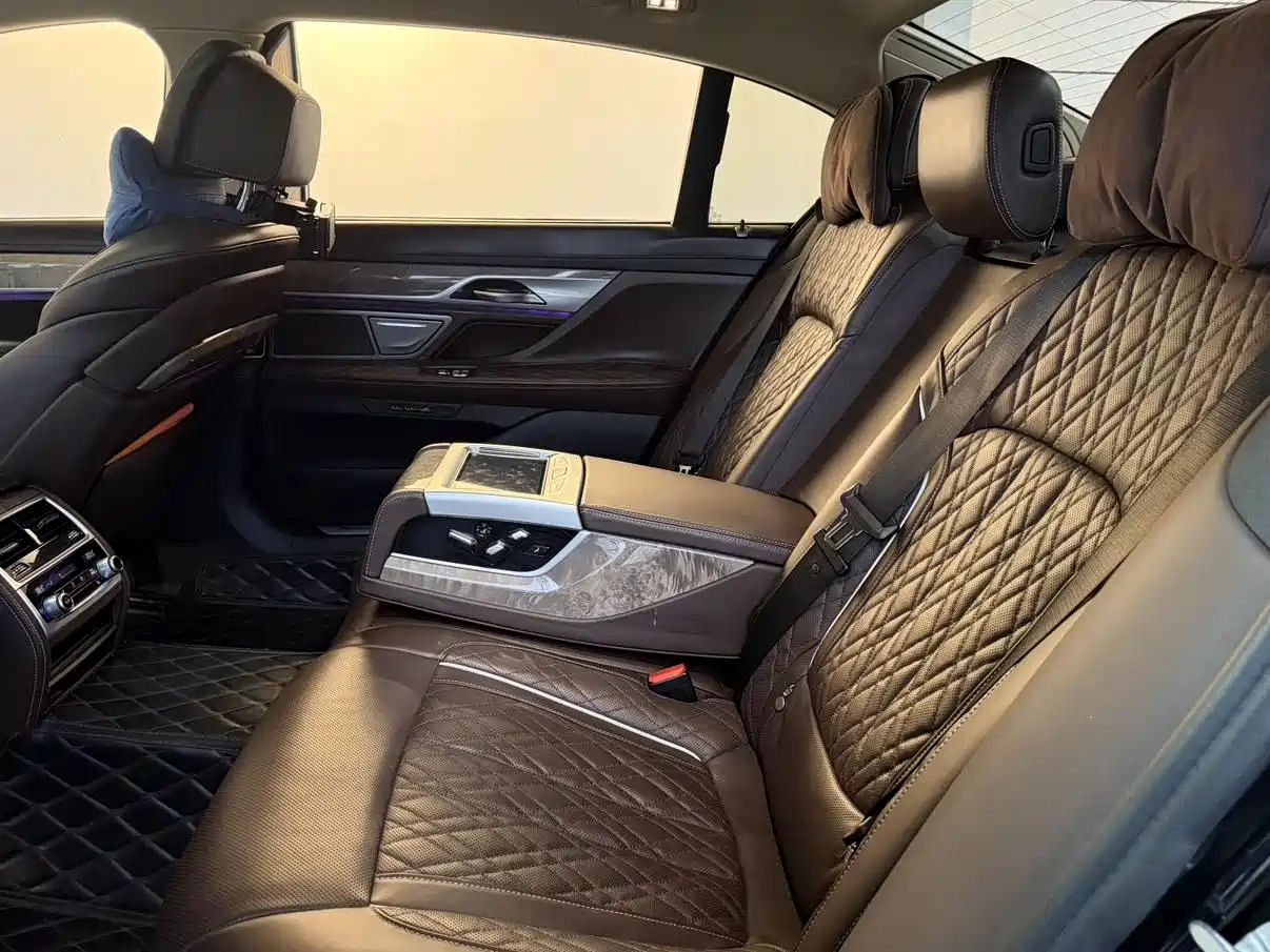BMW 7 Series 2021 Model 740Li Leading Luxury Package фото 3