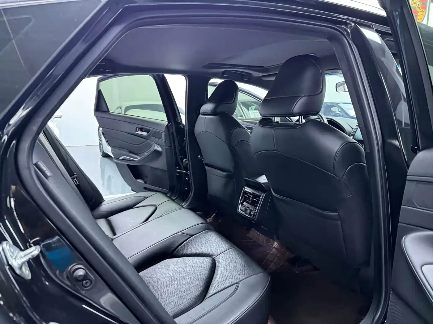 Toyota Avalon 2022 2.0L XLE Premium фото 11