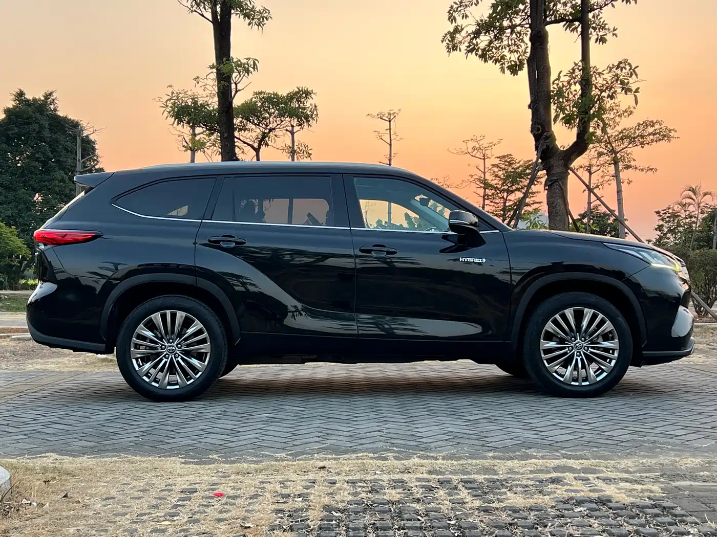 Toyota Highlander 2022 Dual Engine 2.5L 2WD Premium 7-Seater фото 9
