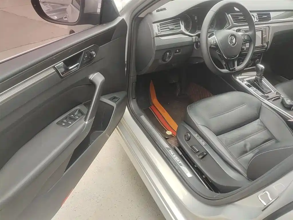 Volkswagen Passat 2016 330TSI DSG Executive Edition фото 16