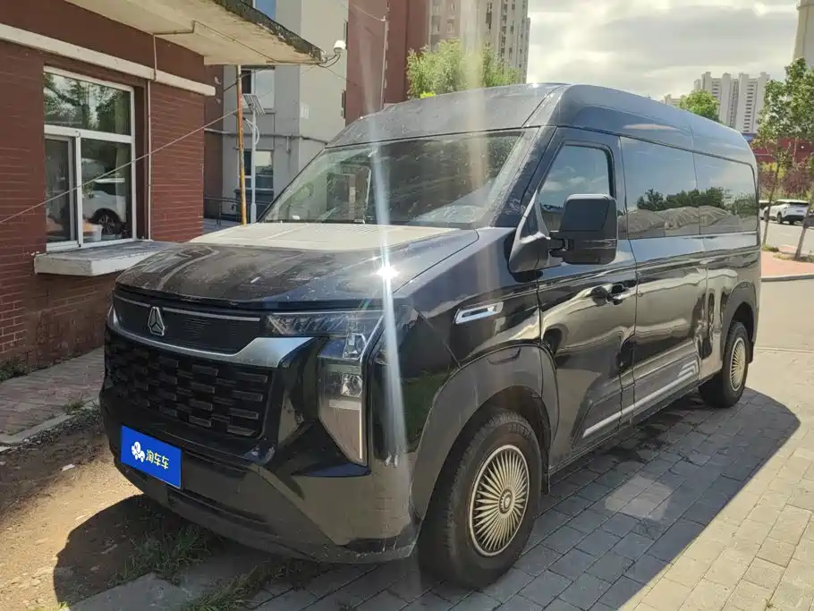 Sinotruk Xianfeng V 2025 2024 Multi-function Version 2.0T Automatic Medium Wheelbase Medium Roof