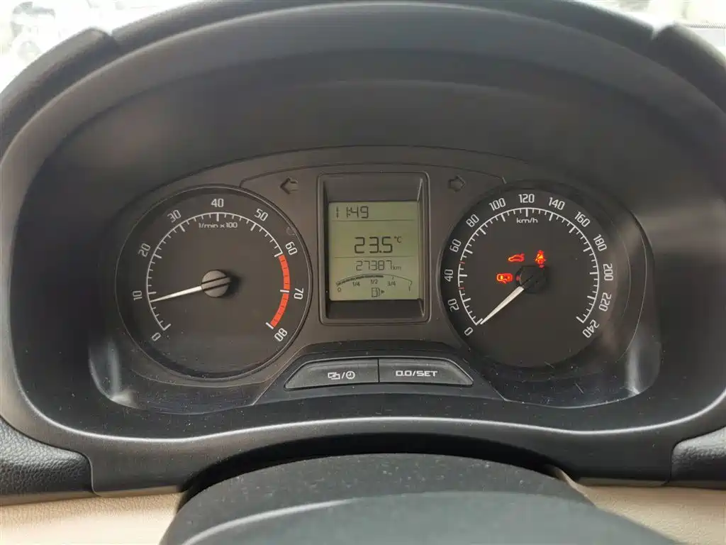 Škoda Fabia 2014 1.4L Manual Crystal Edition фото 8