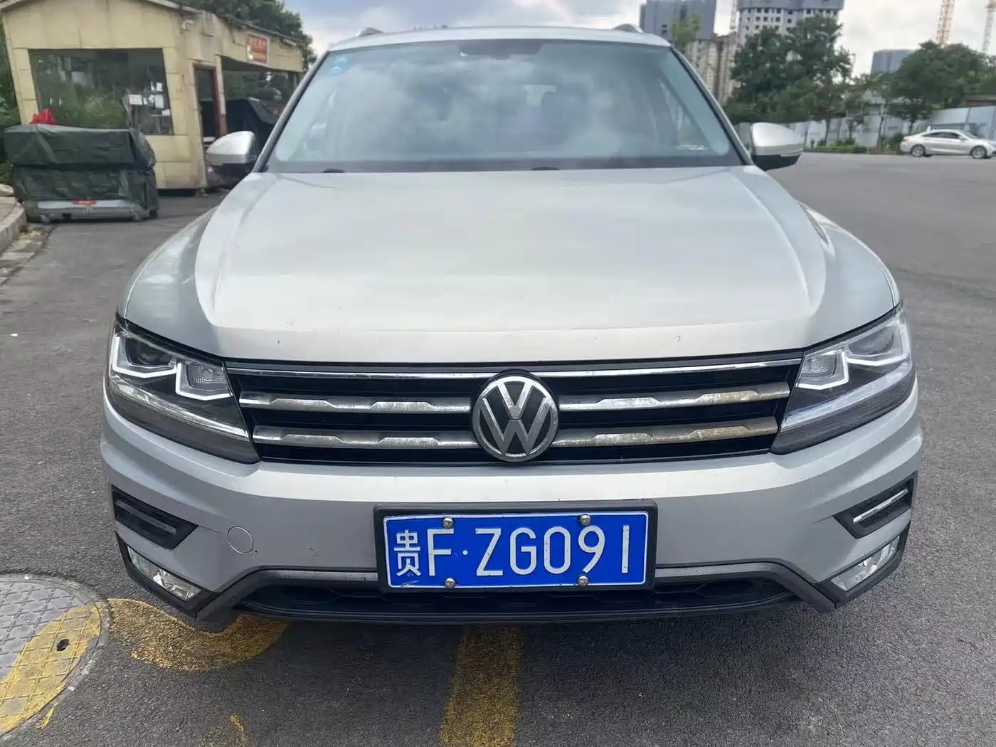 Photo 2 - Volkswagen Tiguan L