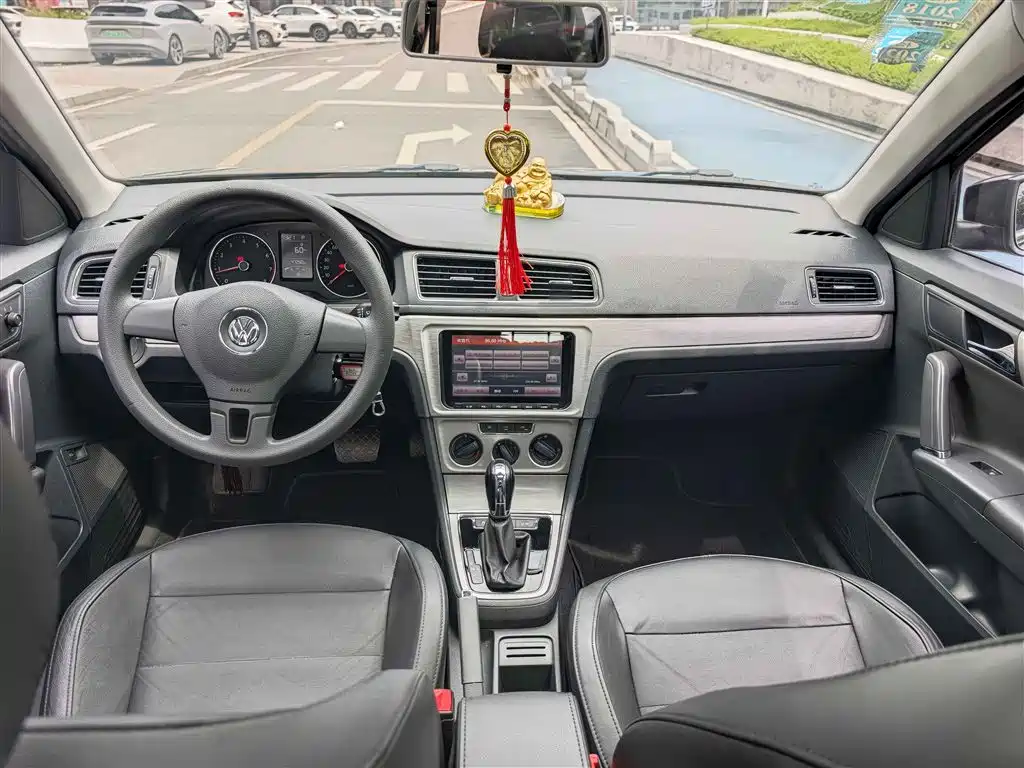 Volkswagen Lavida 2015 1.6L Automatic Comfort Edition фото 7