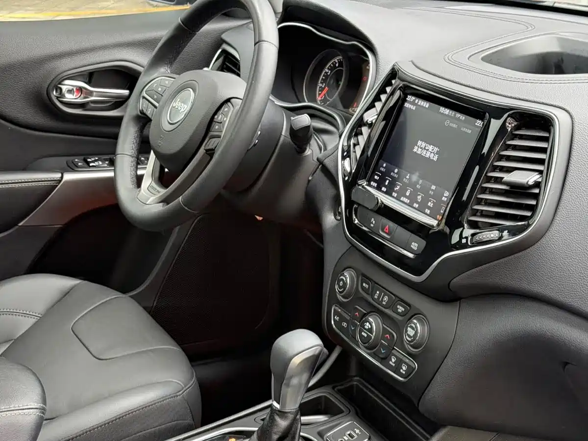Photo 18 - Jeep Cherokee