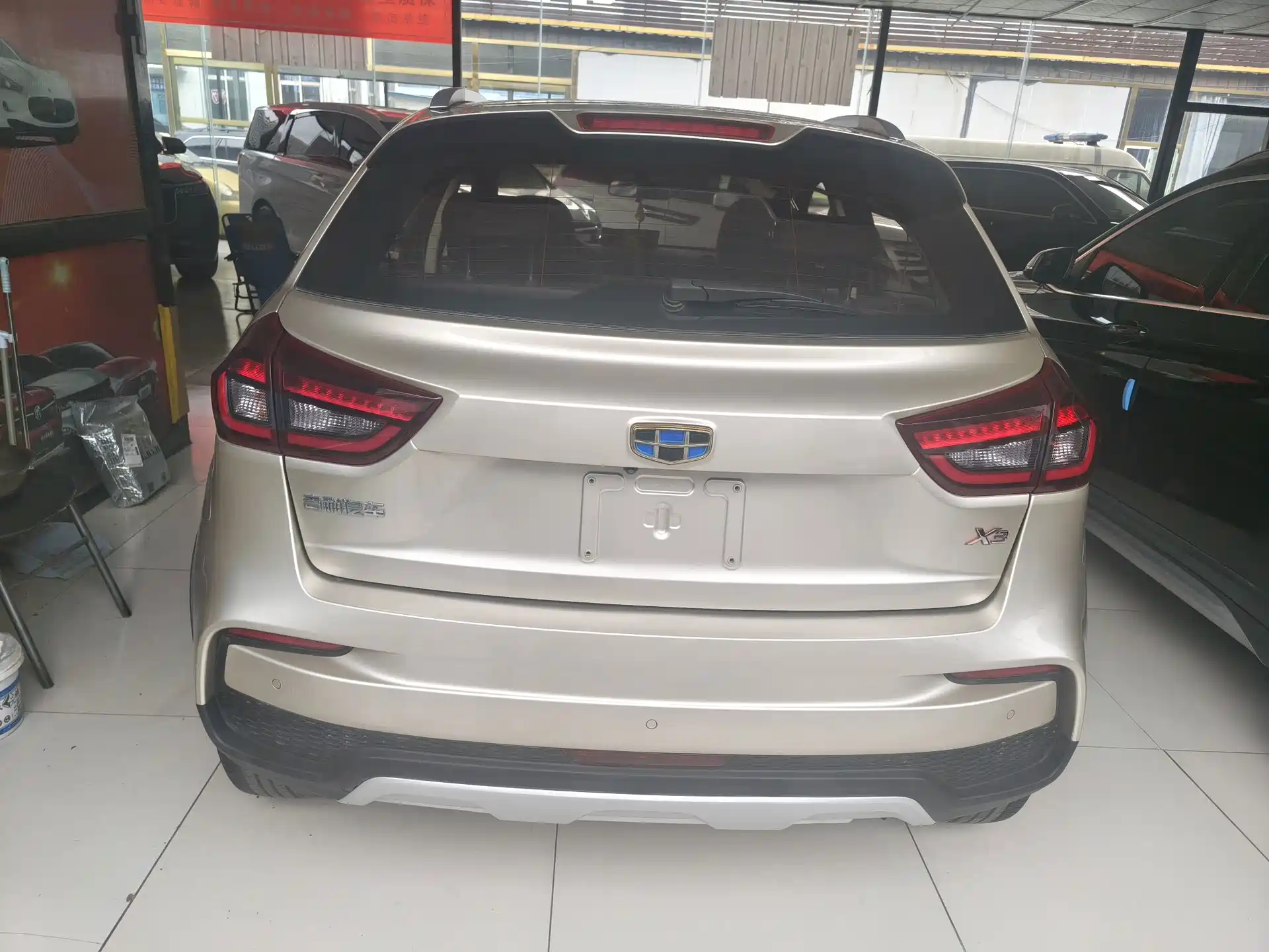 Фото 5 - Geely Vision X3