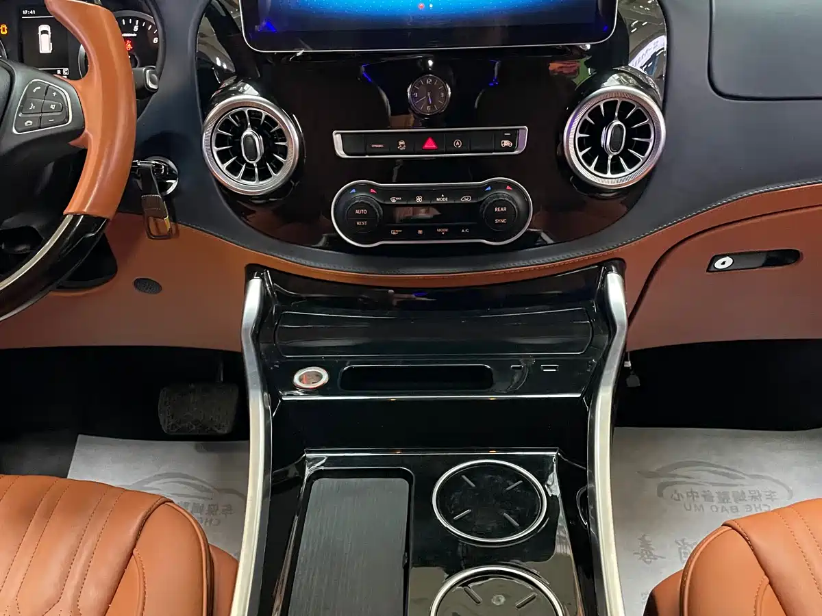 Mercedes-Benz Vito 2023 2.0T Elite 7-Seater фото 12