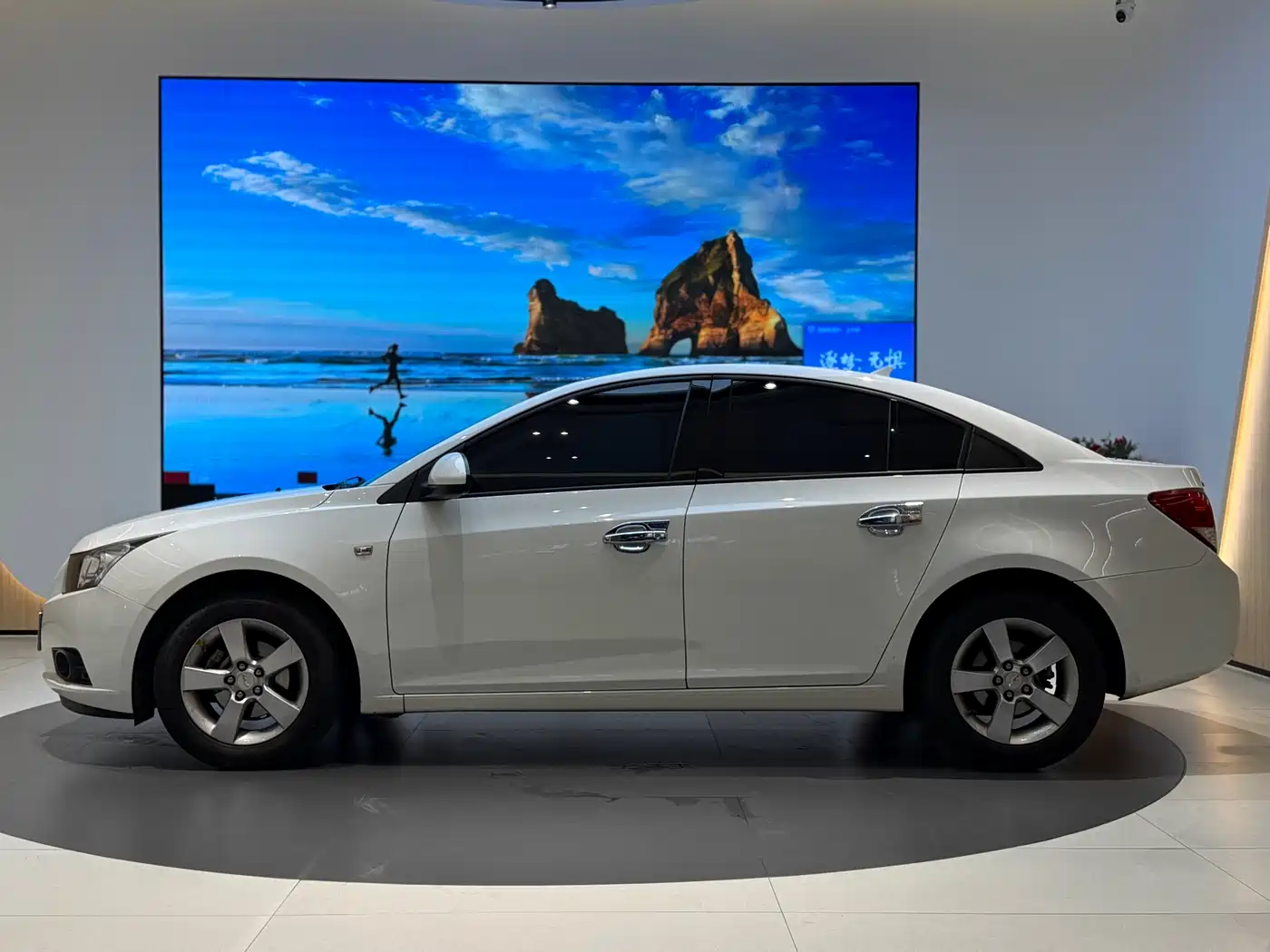 Chevrolet Cruze 2013 Model 1.8L SE AT фото 3