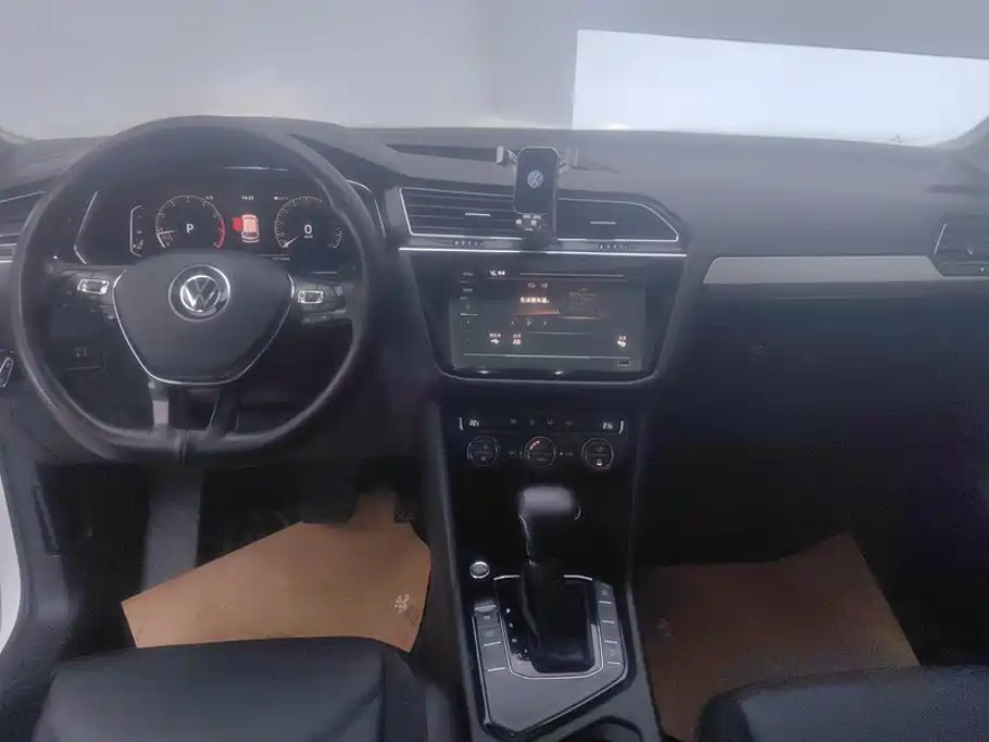Photo 11 - Volkswagen Tiguan L