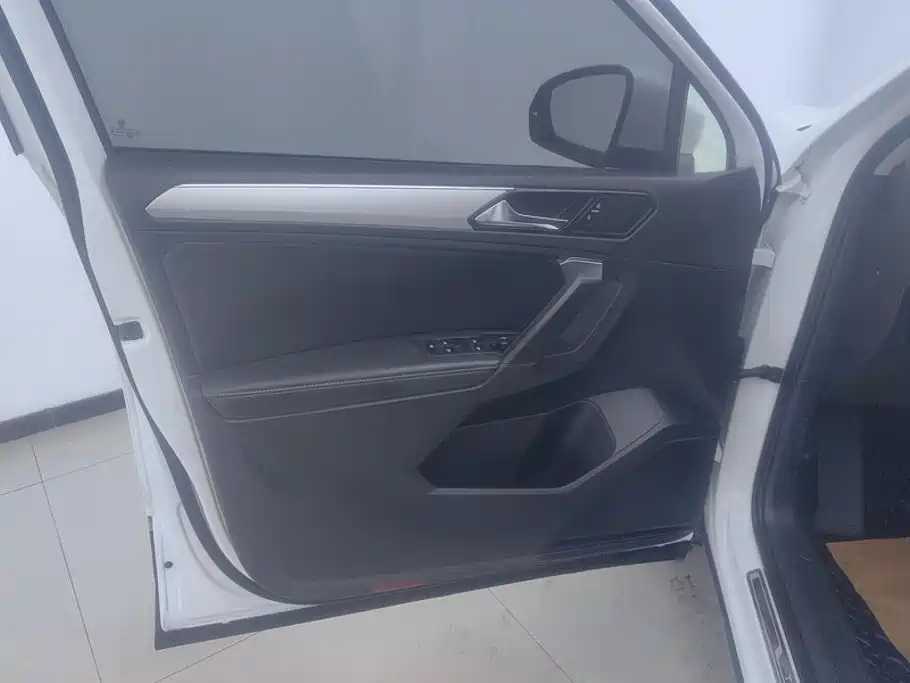 Photo 7 - Volkswagen Tiguan L