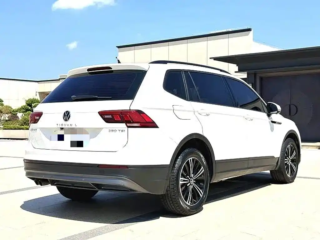Photo 4 - Volkswagen Tiguan L