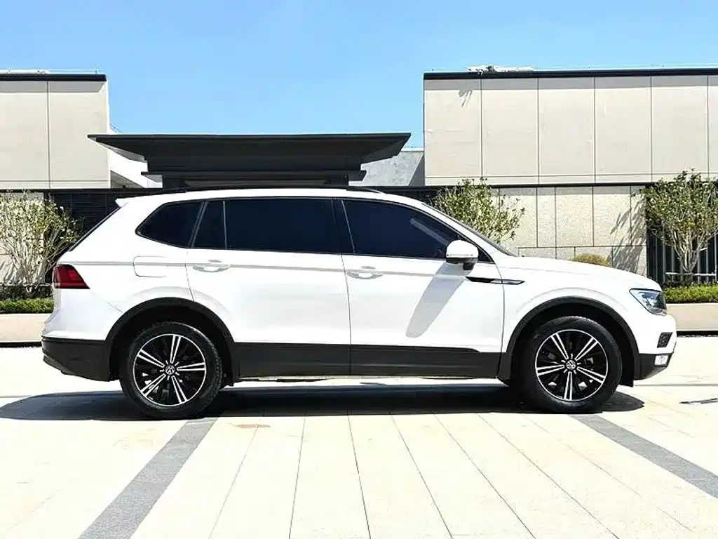 Photo 6 - Volkswagen Tiguan L