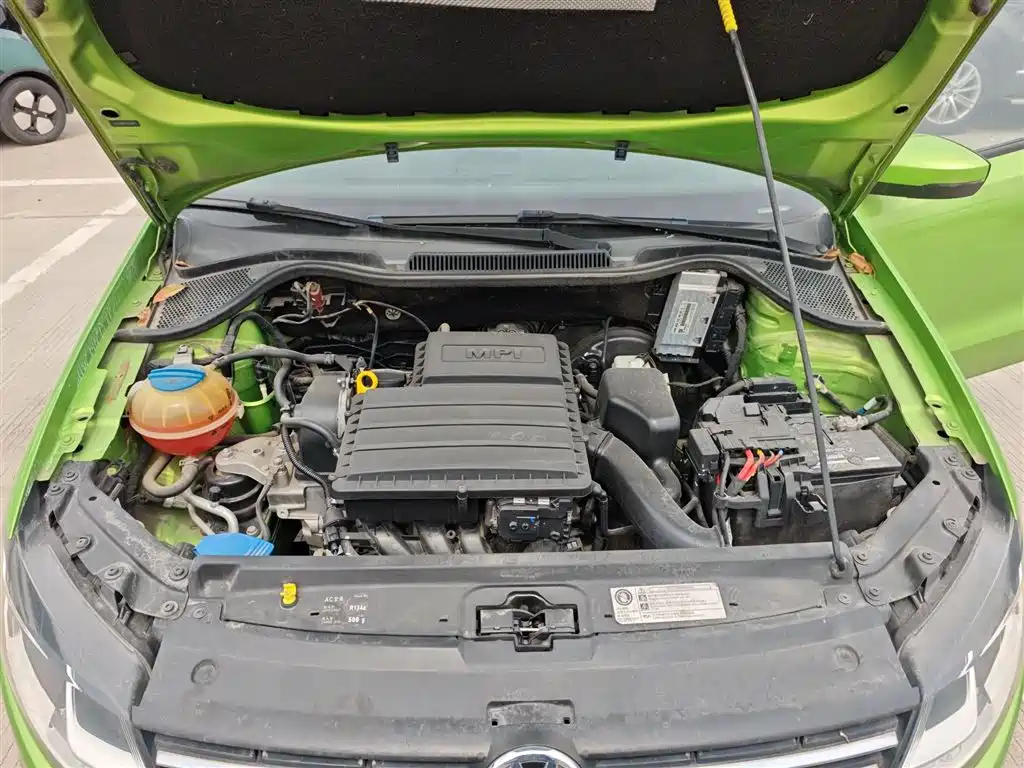 Volkswagen Polo 2014 1.6L Automatic Luxury Edition фото 16