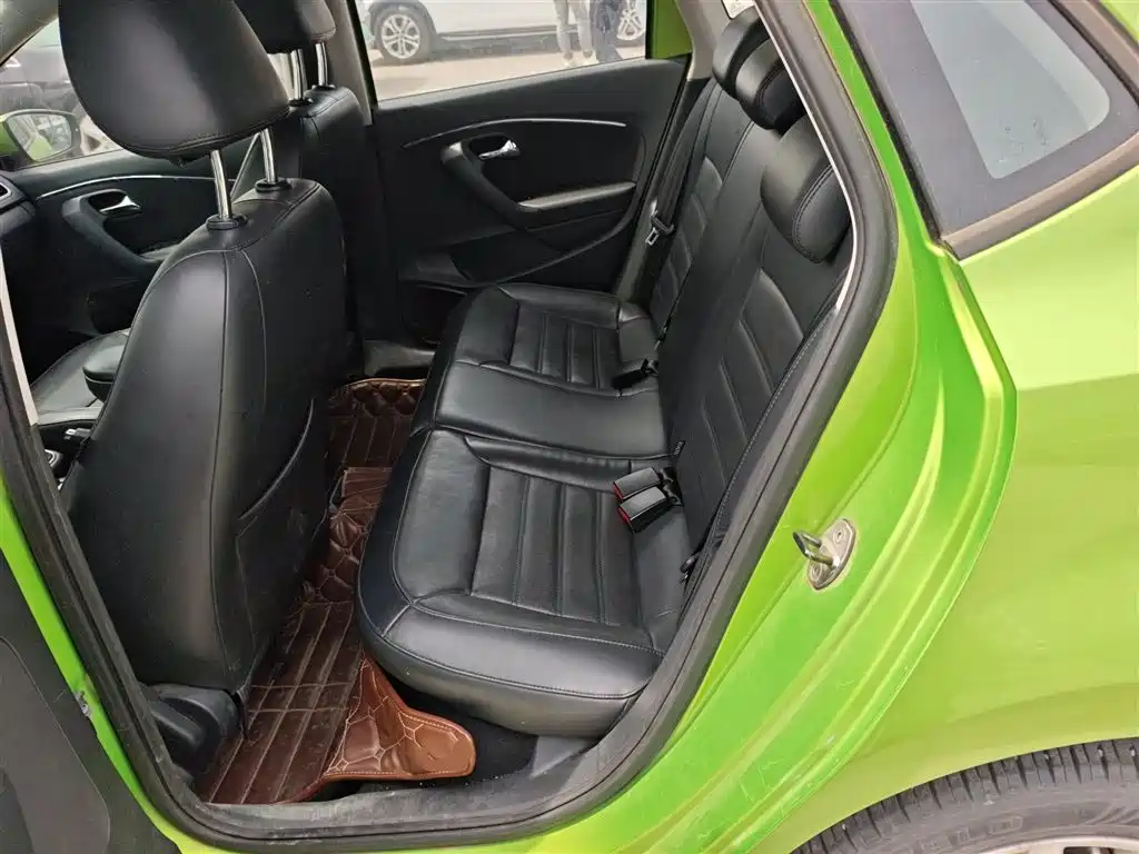 Volkswagen Polo 2014 1.6L Automatic Luxury Edition фото 13