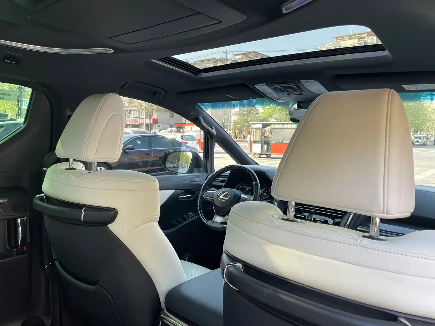 Lexus LM 2020 300h Seven-Seater Elegance Edition фото 23