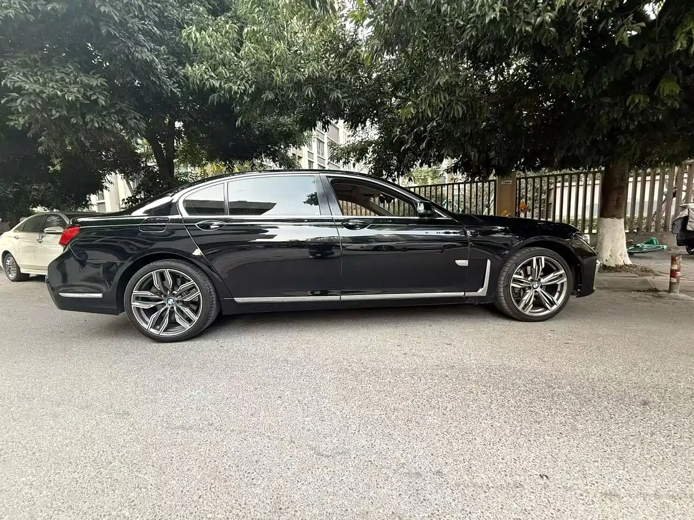 BMW 7 Series 2011 750Li xDrive фото 2