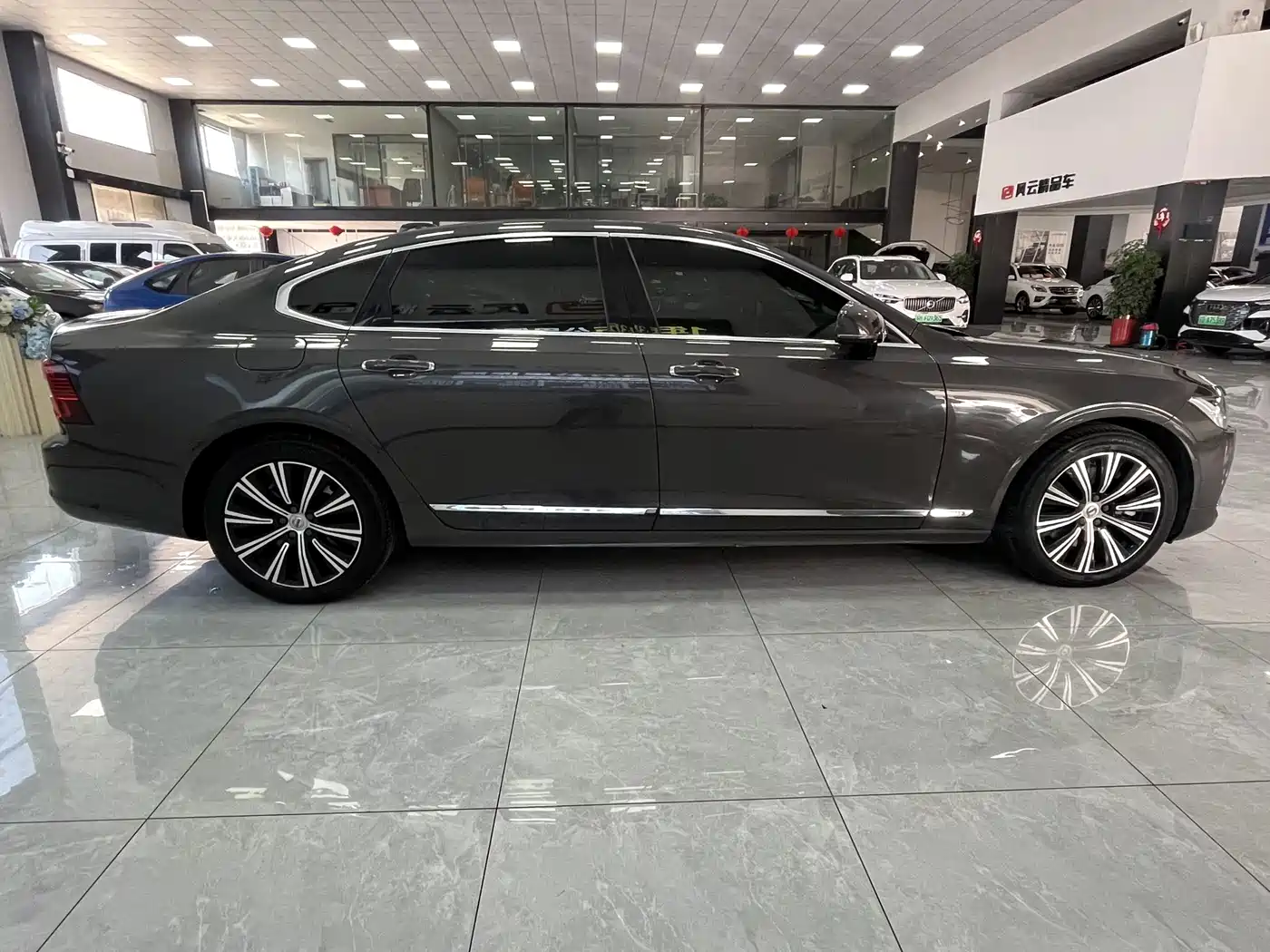 Volvo S90 Plug-in Hybrid 2021 2022 T8 Recharge Plug-in Hybrid Momentum Luxury Edition