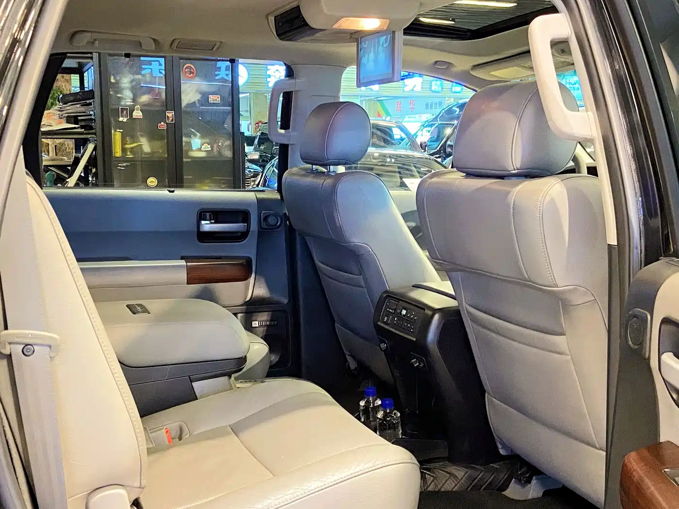 Toyota Sequoia 2011 2010 5.7 Platinum Edition