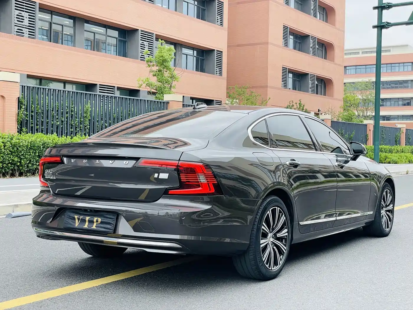 Volvo S90 Plug-in Hybrid 2021 2022 T8 Recharge Plug-in Hybrid Momentum Luxury Edition